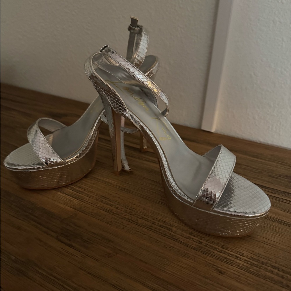 🔘Stiletto platform heels.